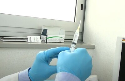 Проведение кодирования Вивитролом в Барнауле Шприц с Вивитролом в руках у врача